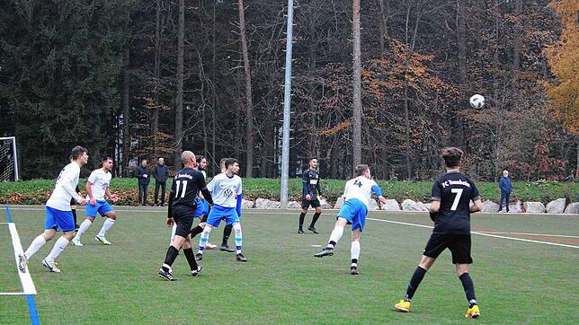 Niedereschachs Jonas Kyburz (weißes Trikot, Nummer vier) köpft einen gefährlichen Ball aus dem eigenen Strafraum. Im Auswärtsspiel beim ...