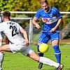 Zweifacher Torschütze: Benjamin Ciglar, hier im Duell mit Manuel Pinke (Nr. 28), wendete mit seinen beiden Treffern für den FC Erzingen ...