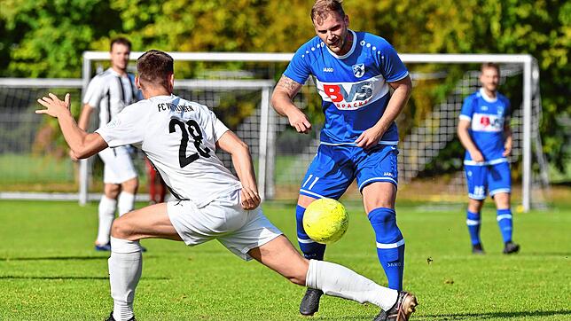 Zweifacher Torschütze: Benjamin Ciglar, hier im Duell mit Manuel Pinke (Nr. 28), wendete mit seinen beiden Treffern für den FC Erzingen ...