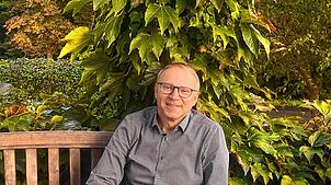 Thomas Schnurr in seinem Garten in Herdern. Bild: Marie-Christin Spitznagel