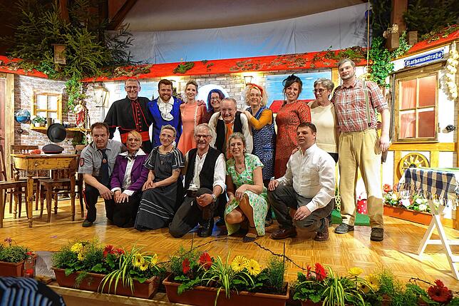 Das Ensemble: Rolf Liehner, Michael Müller, Nicole Wohlhüter, Ruth Bleile, Michael Reuter, Silke Liehner, Anne Müller, Vroni Renner, ...
