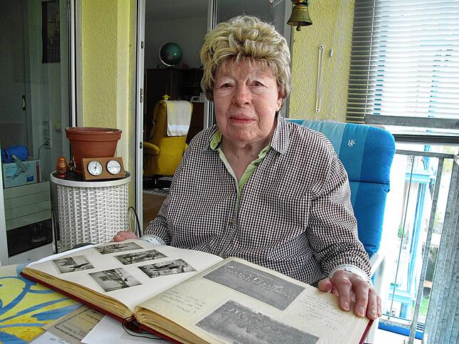Lydia Klopfer blättert in ihrem Archiv.