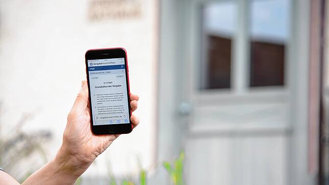 Jetzt online nachlesbar: Der Prüfbericht der Kommunalaufsicht des Bodenseekreises. Die Gemeinde Sipplingen – das Rathaus im Hintergrund ...