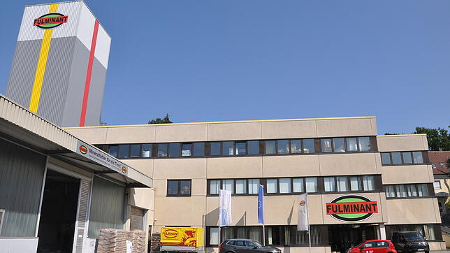 Das Werksgelände mit dem markanten Turm in Zizenhausen. Die Produktion des Futters läuft von oben nach unten.