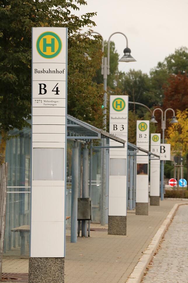 Aufgereiht: die Haltestellen am Busbahnhof Donaueschingen