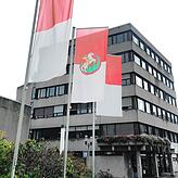 Das Wappen der Stadt bleibt bestehen. Es kommt weiterhin, wie hier auf den Fahnen vor dem Rathaus, zum Einsatz.