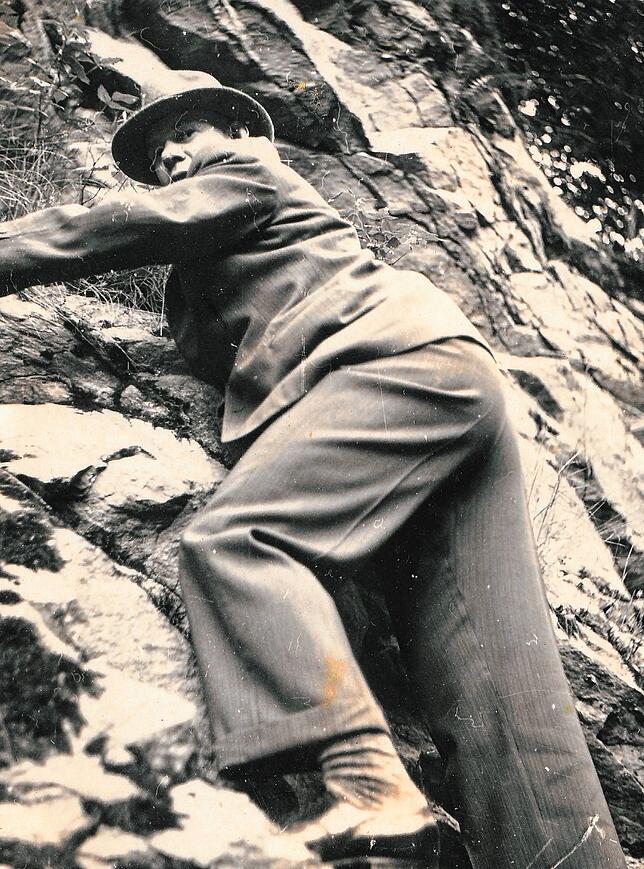 Abenteuerliche Kletterpartie im Maßanzug: Benno Rutschmann im Felsen. Seine 1934 geborene Tochter Hildegard war im Kinderwagen dabei. ...