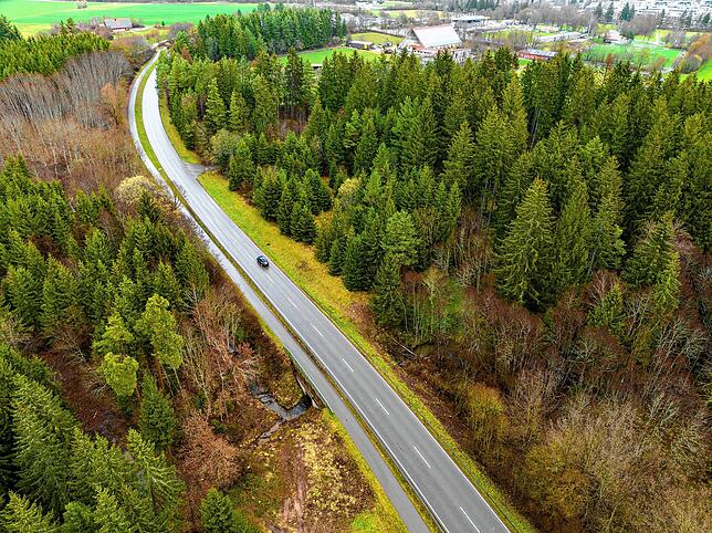 Durch einen Neubau ersetzt wird die Kuhmoosbachbrücke an der Landesstraße 181 zwischen Pfaffenweiler und Villingen. Im Hintergrund ...