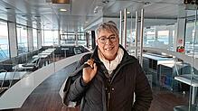 Brigitte Müller aus Uhldingen-Mühlhofen vor dem geschlossenen Bistro auf der Autofähre Lodi. &bdquo;Die haben immer ein super ...