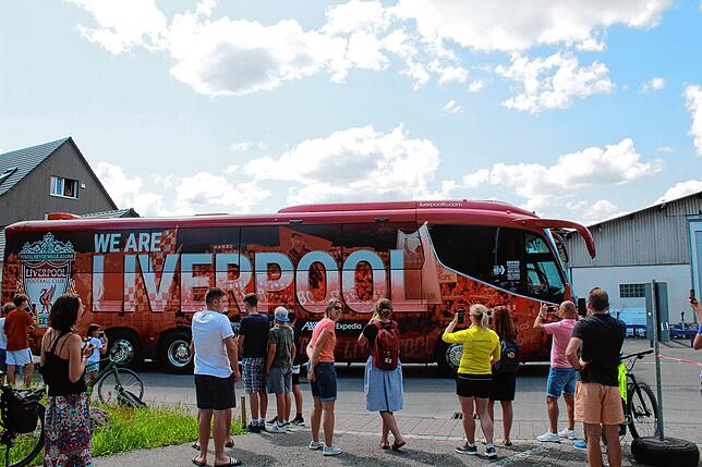 Bild 28: Fans warten vor dem Strandbad Bodman auf den FC Liverpool