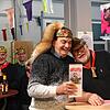 Kuscheln noch einmal zum Abschluss einer langjährigen Zusammenarbeit: Lothar Rapp (links) und Peter Zabel beenden ihre gemeinsame Arbeit ...