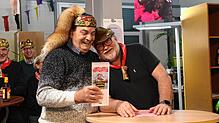 Kuscheln noch einmal zum Abschluss einer langjährigen Zusammenarbeit: Lothar Rapp (links) und Peter Zabel beenden ihre gemeinsame Arbeit ...