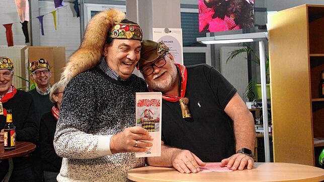 Kuscheln noch einmal zum Abschluss einer langjährigen Zusammenarbeit: Lothar Rapp (links) und Peter Zabel beenden ihre gemeinsame Arbeit ...