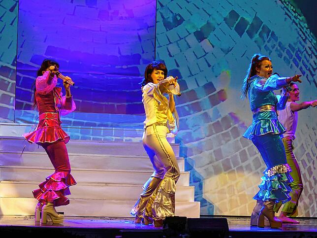 Großes Kino mit „Dancing Queen“ aus ABBA mit Irene Peios, Jaqueline Vetterli und Manuela Bibert (von links).