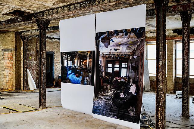 Spannendes Verhältnis zwischen Raum und Abbild: Großformatige Fotos der zerstörten Möbelausstellung von Bent Sørensen werden in genau ...