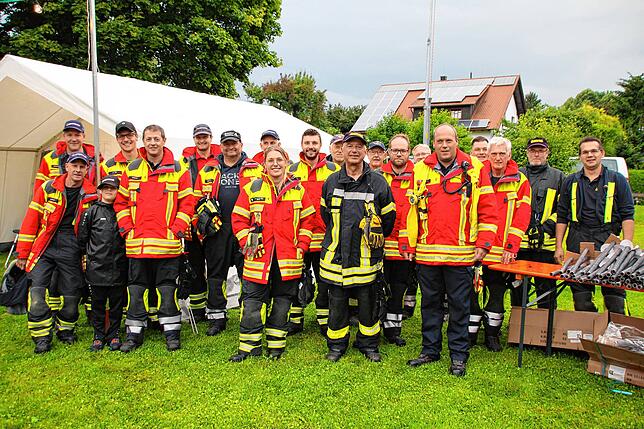 Bild 7: Besucher feiern trotz Regen auf 34. Walder Dorffest