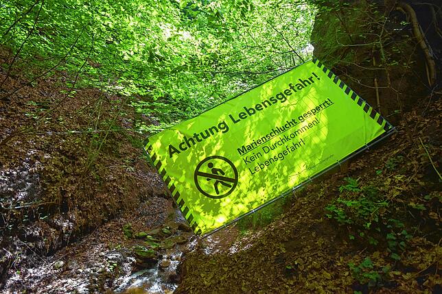 Die zweite Sperrung am Fuß der Marienschlucht vor deren Eingang. Wer diese und die vorherige missachtet, landet am massiv vergitterten ...
