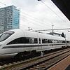 Das rollende Labor für Testfahrten im Singener Bahnhof &ndash; im Hintergrund der markante Hegau-Tower.