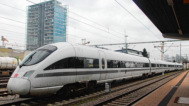 Das rollende Labor für Testfahrten im Singener Bahnhof &ndash; im Hintergrund der markante Hegau-Tower.