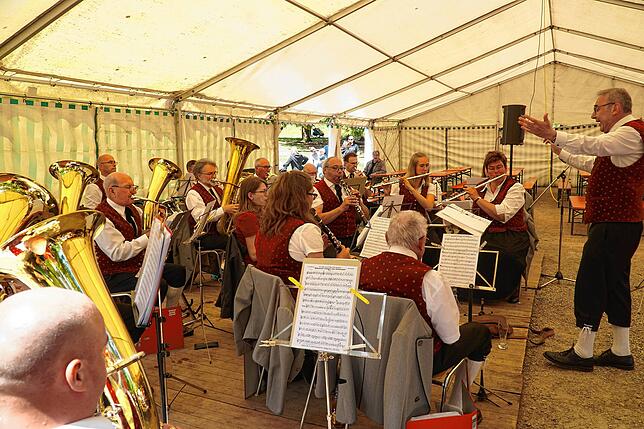 Die Musikkapelle aus Hochemmingen spielt auf.