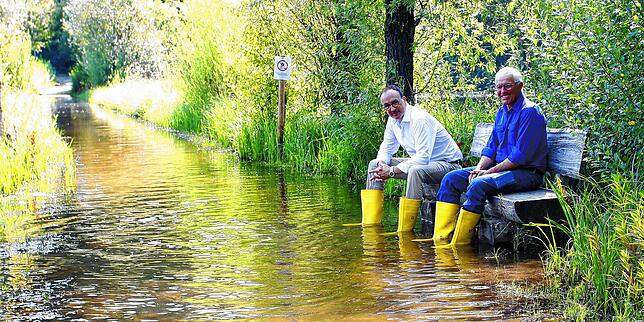 Eigentlich sollten Oberbürgermeister Uli Burchardt (links) und der Dingelsdorfer Ortsvorsteher Heinrich Fuchs im Sommer 2021 an diesem ...