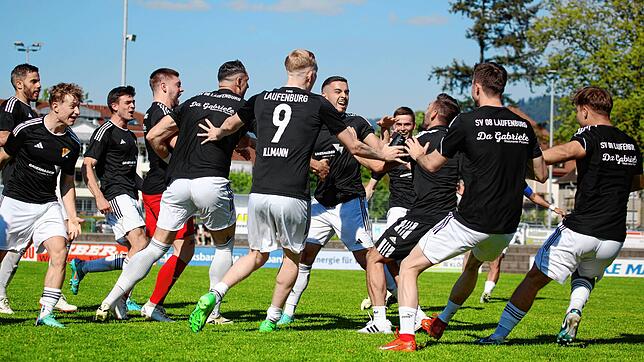 Jubel: Der späte 1:1-Ausgleich durch den eingewechselten Jonas Gläsemann hält den Titelkampf offen. Er ließ den SV 08 Laufenburg ...
