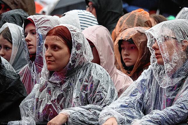 Bild 16: Regenfeste Wincent-Weiss-Fans in Salem