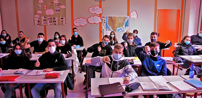 Nicht alle Schüler dieser Klasse der Gewerbeschule Säckingen sehen das Maskentragen negativ, ein Großteil ist einverstanden mit den ...
