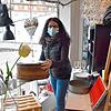 Schaufensterverkauf: Beate Fritsche im Awo-Schatzkästlein.