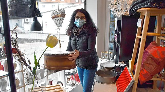 Schaufensterverkauf: Beate Fritsche im Awo-Schatzkästlein.