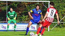 Der FV Walbertsweiler-Rengetsweiler (Samuel Fischer, Mitte, und Torhüter Patrick Hummel) verlor das Duell auf Augenhöhe gegen F.A.L. ...