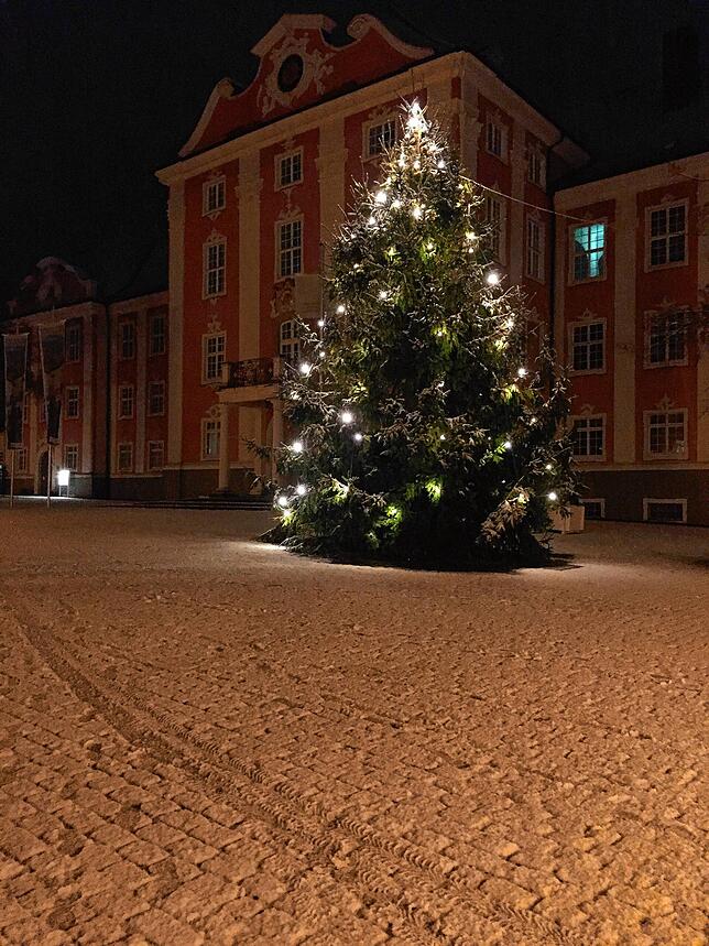 Der weiß bedeckte Schlossplatz in Meersburg: Anfang Dezember gab es den ersten Schnee des Winters.