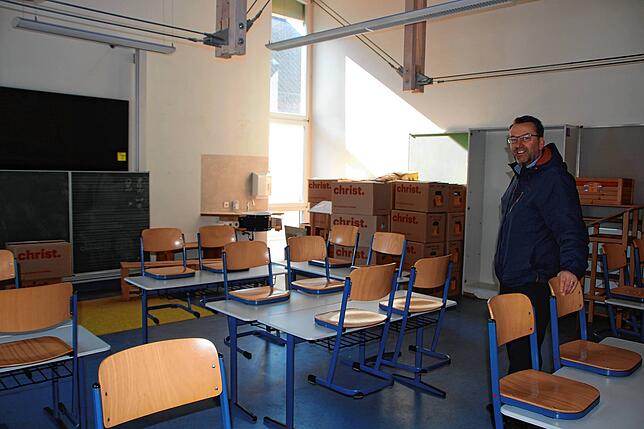 Ralf Meßmer in einem der alten Klassenzimmer. Wie es mit dem bisherigen Schulgebäude weitergeht, ist noch offen.