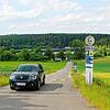 Anfahrt zum Südufer des Kirnbergsees: Eine Kamera (links) scannt die Nummernschilder der Fahrzeuge beim Ein- und Ausfahren. Auf großen ...