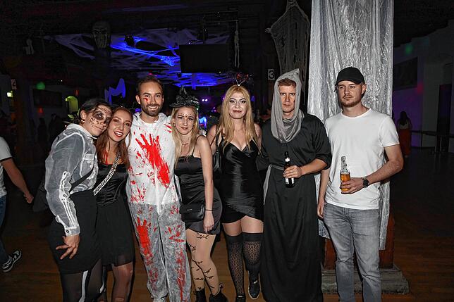 Bild 28: Schaurig-schöne Partystimmung mit Kürbis und Zombies