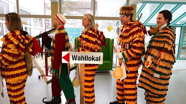 Schlange stehen vor dem Wahllokal in der Sonnenrainschule: Zwischen Holzhauerball und Kinderball gehen (von links) Denise Aschinger, ...