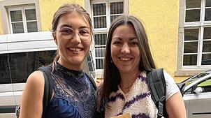 Bewerbung als Priesterinnen: Vera Fath (links) und Stephanie Gans vor dem Priesterseminar in Freiburg, an dem Morgen, als sie ihre ...
