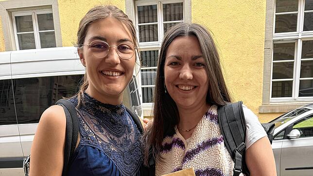 Bewerbung als Priesterinnen: Vera Fath (links) und Stephanie Gans vor dem Priesterseminar in Freiburg, an dem Morgen, als sie ihre ...