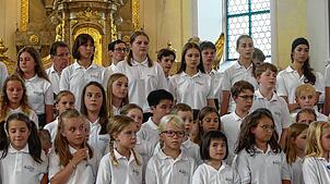 Für das musikalische Finale singen die Chöre der Singschule Doremi zusammen mit den Petits Chanteurs de la Trinité aus Frankreich. Foto: ...