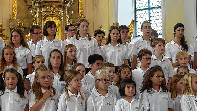 Für das musikalische Finale singen die Chöre der Singschule Doremi zusammen mit den Petits Chanteurs de la Trinité aus Frankreich. Foto: ...
