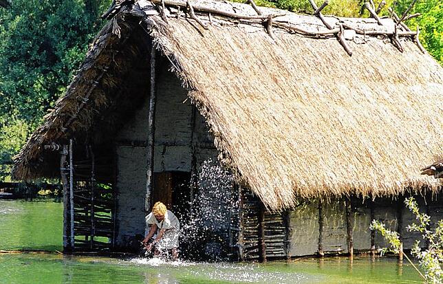 Im Pfahlbaumuseum Unteruhldingen kämpft „Uhldi“ gegen das steigende Wasser.