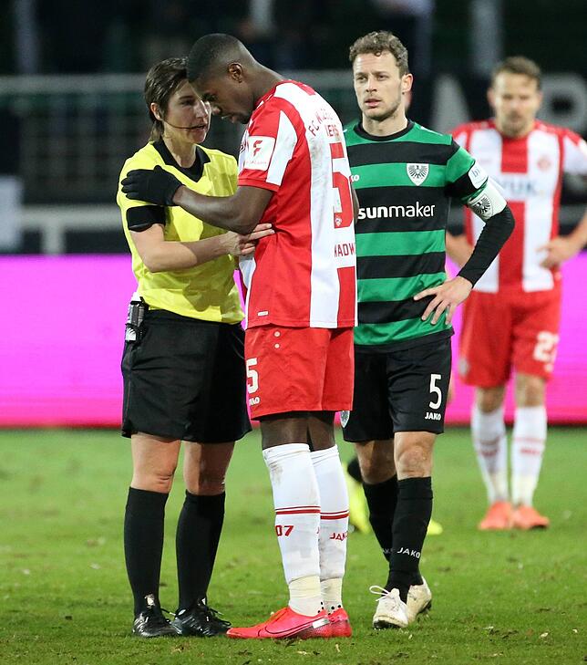Leroy Kwadwoim Gespräch mit Schiedsrichterin Katrin Rafalski nach den rassistischen Beleidigungen.