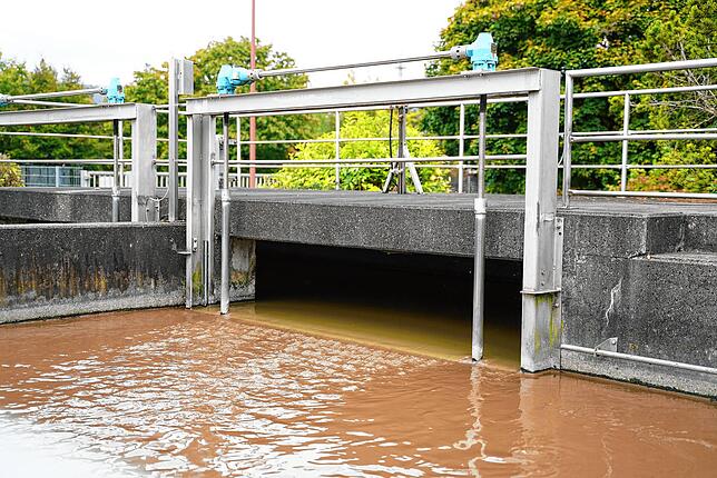 Die mechanische Reinigung ist nach dem Vorklärbecken abgeschlossen. Ab hier übernimmt die biologische Reinigung das vorgeklärte, ...