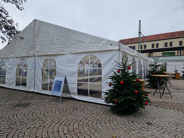 Wo jahrelang im Winter eine mobile Eislaufbahn stand, gibt es jetzt ein Zelt mit zwei Eisstockbahnen: Auf dem Romanshorner Platz wird ...