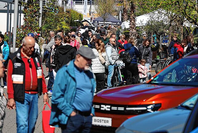 In der seemeile konnten die Besucher so ganz nebenbei die neuesten Automobile verschiedener Marken in Augenschein nehmen.