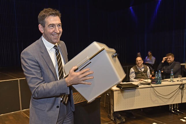 OB Erik Pauly schüttelt die Urne, die sonst immer im Altenheim für Wahlen vorgesehen ist. Bilder: Roland Sigwart