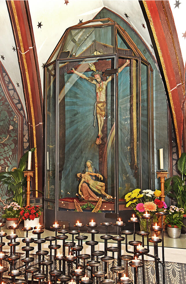 Das Villinger Nägelinskreuz und eine Pieta darunter in der Kapelle neben dem Chor.