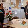 13. Juli 2020: Realschulrektor Sven Dorn begrüßt die neue Konrektorin Anne Maier. Wegen der Corona-Pandemie mit den Abstandsregeln ...