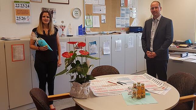 13. Juli 2020: Realschulrektor Sven Dorn begrüßt die neue Konrektorin Anne Maier. Wegen der Corona-Pandemie mit den Abstandsregeln ...