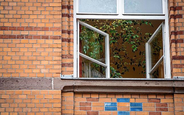 Ein Fenster einer an einer Grundschule ist zum Lüften geöffnet. (Symbolbild)